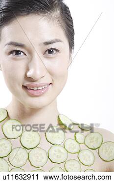 Arquivo de Fotografia - jovem,  mulher, 
 desgastar,  pepino, 
 colar,  sorrizo. 
fotosearch - busca 
de fotos, imagens 
e clipart