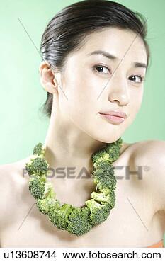 Banco de Imagem - jovem,  mulher, 
 desgastar,  couve 
flor,  colar. 
fotosearch - busca 
de fotos, imagens 
e clipart