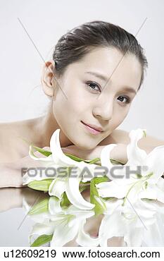 Arquivo Fotográficos - jovem,  mulher, 
 flores. fotosearch 
- busca de fotos, 
imagens e clipart