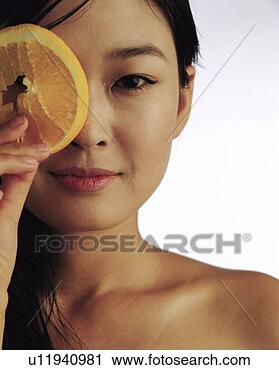 Arquivo de Fotografia - jovem,  mulher, 
 segurando,  limão, 
 fatia. fotosearch 
- busca de fotos, 
imagens e clipart