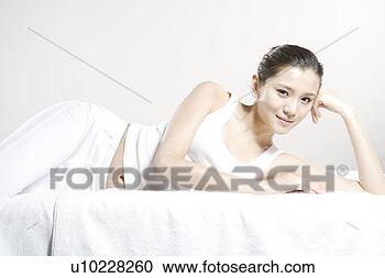 Arquivo de Fotografias - mentindo,  jovem, 
 mulher. fotosearch 
- busca de fotos, 
imagens e clipart