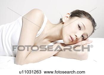 Banco de Imagem - mentindo,  jovem, 
 mulher. fotosearch 
- busca de fotos, 
imagens e clipart