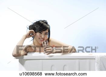 Banco de Imagem - metade-despido, 
 jovem,  mulher, 
 bebendo,  água, 
 banheira,  sorrindo. 
fotosearch - busca 
de fotos, imagens 
e clipart