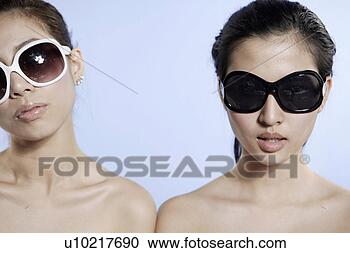 Arquivo de Fotografias - metade-despido, 
 jovem,  mulheres, 
 desgastar,  sol, 
 óculos. fotosearch 
- busca de fotos, 
imagens e clipart