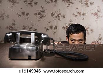 Banco de Imagem - jovem,  olhar, 
 telefone. fotosearch 
- busca de fotos, 
imagens e clipart