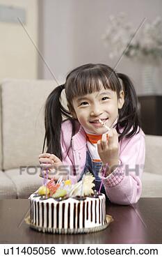 Banco de Imagem - menina,  comer, 
 bolo. fotosearch 
- busca de fotos, 
imagens e clipart