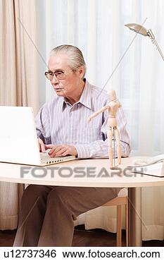Banco de Imagem - idoso,  tocando, 
 laptop,  escrivaninha. 
fotosearch - busca 
de fotos, imagens 
e clipart
