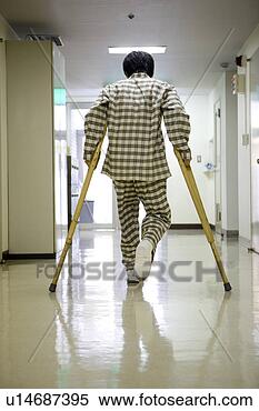 Banco de Imagem - andar,  muletas. 
fotosearch - busca 
de fotos, imagens 
e clipart