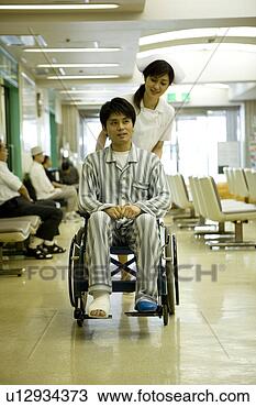 Banco de Imagem - enfermeira,  ajudar, 
 cadeira rodas. 
fotosearch - busca 
de fotos, imagens 
e clipart