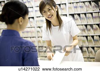 Banco de Imagem - enfermeira,  falando, 
 paciente,  recepção. 
fotosearch - busca 
de fotos, imagens 
e clipart