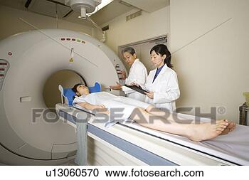 Arquivo de Fotografias - jovem,  mulher, 
 mentindo,  gato, 
 varredura. fotosearch 
- busca de fotos, 
imagens e clipart