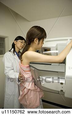Banco de Imagem - jovem,  mulher, 
 tendo,  mammogram. 
fotosearch - busca 
de fotos, imagens 
e clipart