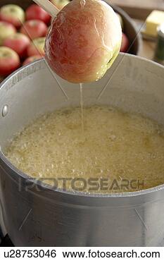 Banco de Imagem - maçã,   sendo, 
  mergulhado, 
  toffee,   maçã, 
  mistura,   panela. 
fotosearch - busca 
de fotos, imagens 
e clipart
