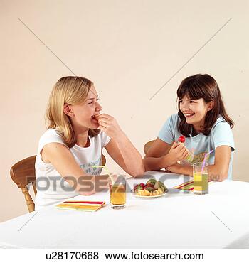 Banco de Imagem - crianças,  comer, 
 bebendo. fotosearch 
- busca de fotos, 
imagens e clipart