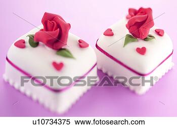 Banco de Imagem - dois,  iced,  
amor,  bolos. 
fotosearch - busca 
de fotos, imagens 
e clipart