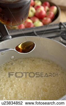 Banco de Imagem - fazer,   toffee, 
  maçãs,   vinagre, 
  sendo,   despejado, 
  panela. fotosearch 
- busca de fotos, 
imagens e clipart