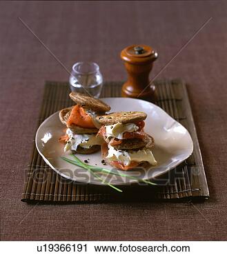 Arquivo de Fotografia - mini,  bliinis, 
 fumado,  salmão, 
 receita. fotosearch 
- busca de fotos, 
imagens e clipart