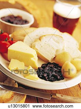 Arquivo de Fotografia - ploughmans,  almoço, 
 queijo,  pickle, 
 cebola,  chutney, 
 cerveja. fotosearch 
- busca de fotos, 
imagens e clipart
