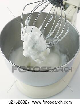 Foto - batido,  ovo, 
 brancas. fotosearch 
- busca de fotos, 
imagens e clipart