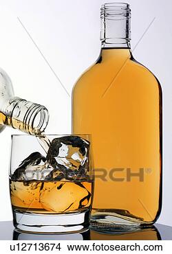 Banco de Imagem - despejar,  vidro, 
 scotch,  uísque. 
fotosearch - busca 
de fotos, imagens 
e clipart