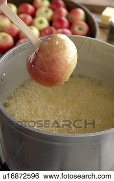 Banco de Imagem - maçã,  sendo, 
 mergulhado,  
toffee,  maçã, 
 mistura,  maçãs, 
 fundo. fotosearch 
- busca de fotos, 
imagens e clipart