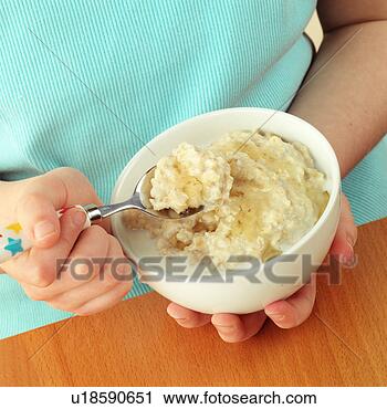 Arquivo de Fotografia - menina,  comer, 
 porridge,  mel. 
fotosearch - busca 
de fotos, imagens 
e clipart