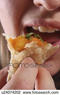 Banco de Imagem - menina,  comer, 
 savoury,  massa. 
fotosearch - busca 
de fotos, imagens 
e clipart