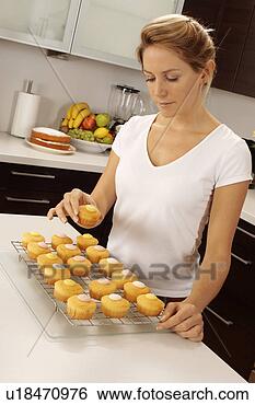 Banco de Imagem - mulher,  assando, 
 cozinha. fotosearch 
- busca de fotos, 
imagens e clipart