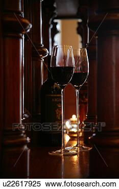 Banco de Imagem - vermelho,  vinho, 
 elegante,  óculos. 
fotosearch - busca 
de fotos, imagens 
e clipart