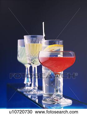 Arquivo de Fotografias - coquetel,  kir, 
 frente,  vista, 
 diferencial, 
 foco. fotosearch 
- busca de fotos, 
imagens e clipart
