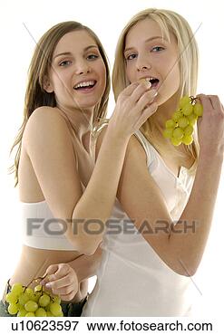 Foto - retrato,  jovem, 
 mulher,  alimentação, 
 uvas,  outro, 
 jovem,  mulher. 
fotosearch - busca 
de fotos, imagens 
e clipart