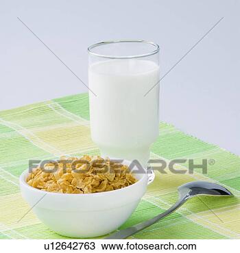 nahaufnahme-glas-milch_%7Eu12642763.jpg