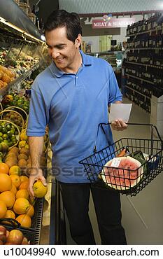 Arquivo de Fotografias - caucasiano,  mid-adulto, 
 macho,  mercearia, 
 shopping,  fruta. 
fotosearch - busca 
de fotos, imagens 
e clipart