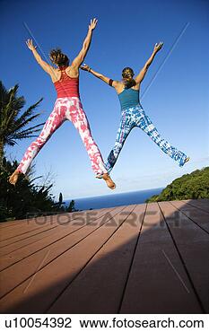 Banco de Imagem - caucasiano,   
mid-adulto,   
mulheres,   pular, 
  ar,   braços. 
fotosearch - busca 
de fotos, imagens 
e clipart