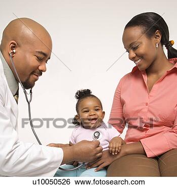 Banco de Imagem - africano-americano, 
  macho,   pediatra, 
  examinando, 
  bebê. fotosearch 
- busca de fotos, 
imagens e clipart