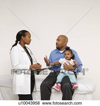 Banco de Imagem - africano-americano, 
  pai,   segurando, 
  bebê,   menina, 
  falando. fotosearch 
- busca de fotos, 
imagens e clipart
