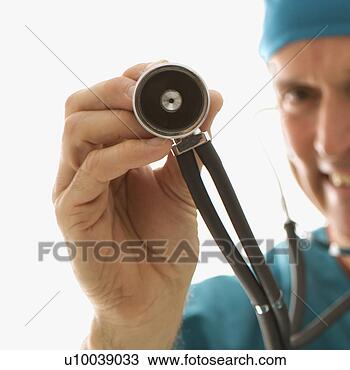 Banco de Imagem - mid-adulto,  caucasiano, 
 macho,  doutor, 
 esfregações, 
 segurando. fotosearch 
- busca de fotos, 
imagens e clipart