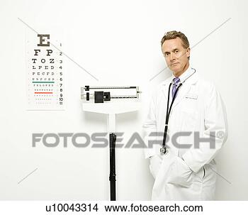 Banco de Imagem - mid-adulto,   
caucasiano,   
macho,   doutor, 
  ficar,   logo. 
fotosearch - busca 
de fotos, imagens 
e clipart