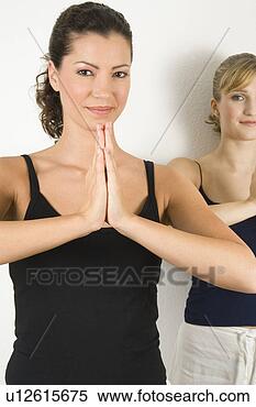 Banco de Imagem - dois,  mulheres, 
 prática,  ioga. 
fotosearch - busca 
de fotos, imagens 
e clipart