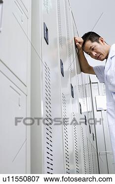 Foto - baixo,  ângulo, 
 vista,  doutor, 
 inclinar-se, 
 contra,  locker. 
fotosearch - busca 
de fotos, imagens 
e clipart