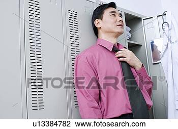 Banco de Imagem - close-up,  doutor, 
 inclinar-se, 
 contra,  locker. 
fotosearch - busca 
de fotos, imagens 
e clipart