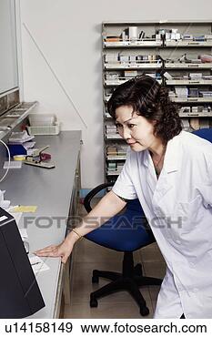 Arquivo Fotográficos - close-up,  femininas, 
 farmacêutico, 
 loja,  sala. 
fotosearch - busca 
de fotos, imagens 
e clipart