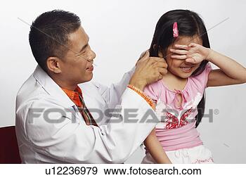 Arquivo Fotográficos - close-up,  macho, 
 doutor,  tocando, 
 menina. fotosearch 
- busca de fotos, 
imagens e clipart