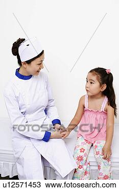 Banco de Imagem - femininas,  enfermeira, 
 segurando,  menina, 
 mão. fotosearch 
- busca de fotos, 
imagens e clipart