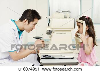 Arquivo de Fotografia - lado,  perfil, 
 optometrist, 
 examinando,  
paciente. fotosearch 
- busca de fotos, 
imagens e clipart