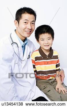 Banco de Imagem - retrato,  macho, 
 doutor,  menino, 
 sentando,  junto. 
fotosearch - busca 
de fotos, imagens 
e clipart