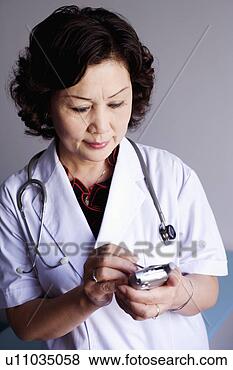 Banco de Imagem - close-up,   femininas, 
  doutor,   segurando, 
  pessoal,   dados. 
fotosearch - busca 
de fotos, imagens 
e clipart