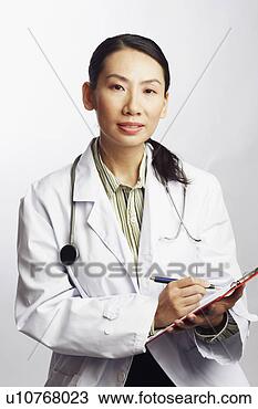 Banco de Imagem - retrato,  femininas, 
 doutor,  segurando, 
 área de transferência. 
fotosearch - busca 
de fotos, imagens 
e clipart