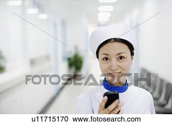 Arquivo de Fotografias - retrato,  femininas, 
 enfermeira,  
operando,  móvel, 
 telefone. fotosearch 
- busca de fotos, 
imagens e clipart
