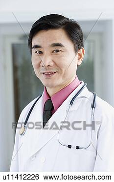 Banco de Imagem - retrato,  macho, 
 doutor,  sorrindo. 
fotosearch - busca 
de fotos, imagens 
e clipart